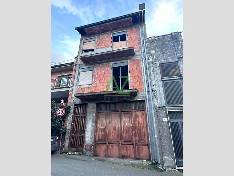 Casa Indipendente in Vendita a Belpasso, zona Sant' Antonio, 90'000€, 140 m², con Box