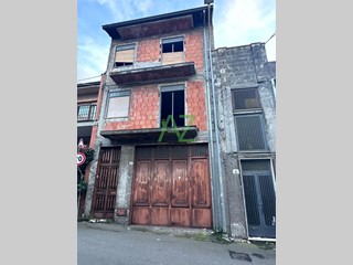 Casa Indipendente in Vendita a Belpasso, zona Sant' Antonio, 90'000€, 140 m², con Box