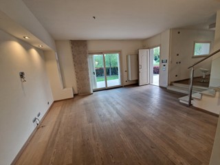 Casa Indipendente in Vendita a Capannori, zona Guamo, 595'000€, 300 m²