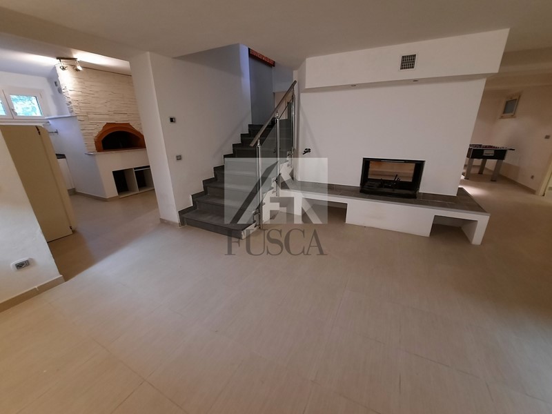 Casa Indipendente in Vendita a Capannori, zona Guamo, 595'000€, 300 m²