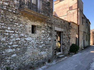 Casale in Vendita a Erice, zona CENTRO STORICO DI ERICE, 58'000&euro;, 83 m²