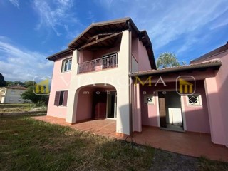Villa bifamiliare in Vendita a Capannori, zona Lammari, 370'000€, 130 m², con Box