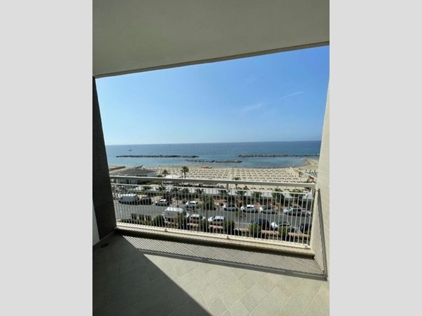 Trilocale in Vendita a Taggia, zona Arma Di Taggia, 650'000€, 90 m², con Box