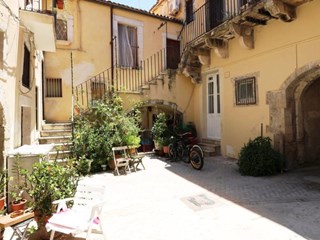 Bilocale in Vendita a Siracusa, zona Via dei Tintori, 145'000&euro;, 60 m², arredato