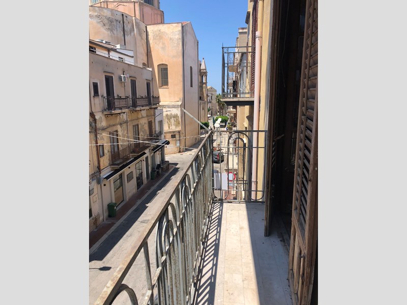 Ufficio in Affitto a Alcamo, zona CENTRO STORICO DI ALCAMO, 380€, 82 m²