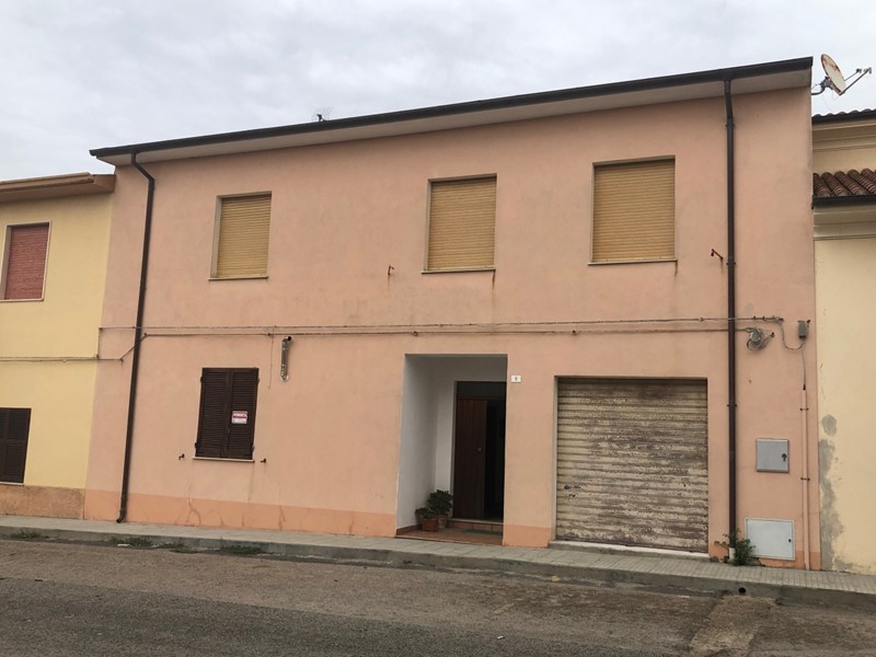 Casa Semi Indipendente in Vendita a Mores, 119'000€, 240 m²