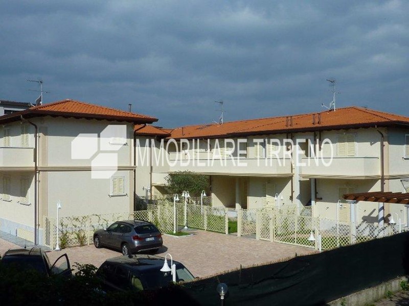 Quadrilocale in Affitto a Massa, zona Marina di Massa, 3'600&euro;, 70 m², arredato