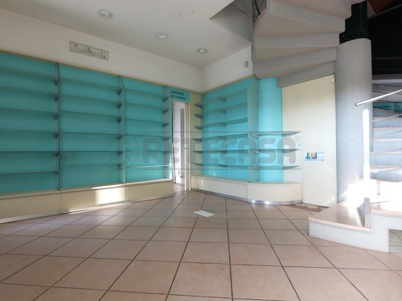 Immobile commerciale in Affitto a Brendola, 2'000€, 
