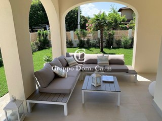 Villa bifamiliare in Affitto a Forte dei Marmi, 24'000€, 130 m², arredato