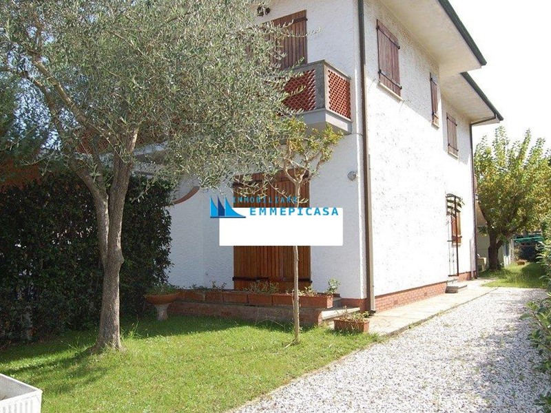 Villa bifamiliare in Vendita a Montignoso, zona Cinquale, 690'000€, 120 m²