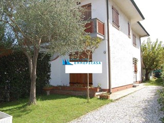 Villa bifamiliare in Vendita a Montignoso, zona Cinquale, 690'000€, 120 m²
