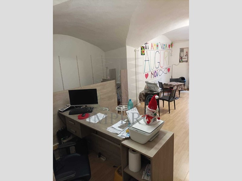 Magazzino in Vendita a Ventimiglia, zona Centro Storico, 100'000€, 70 m²