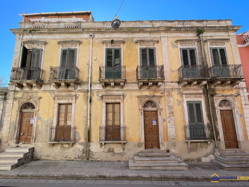Casa Indipendente in Vendita a Pachino, 250'000€, 420 m²