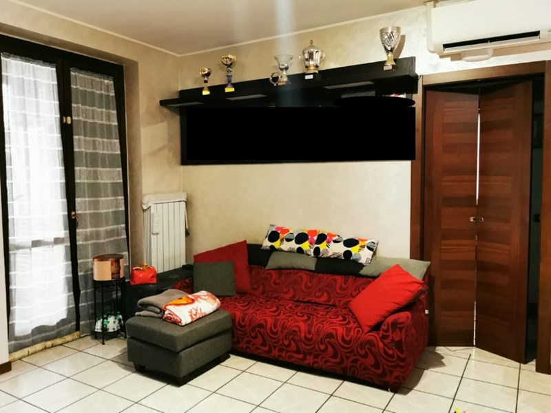 Trilocale in Vendita a Pombia, zona centrale, 130'000€, 90 m², arredato