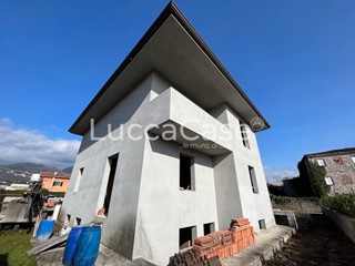 Villa in Vendita a Capannori, zona Marlia, 305'000€, 180 m²