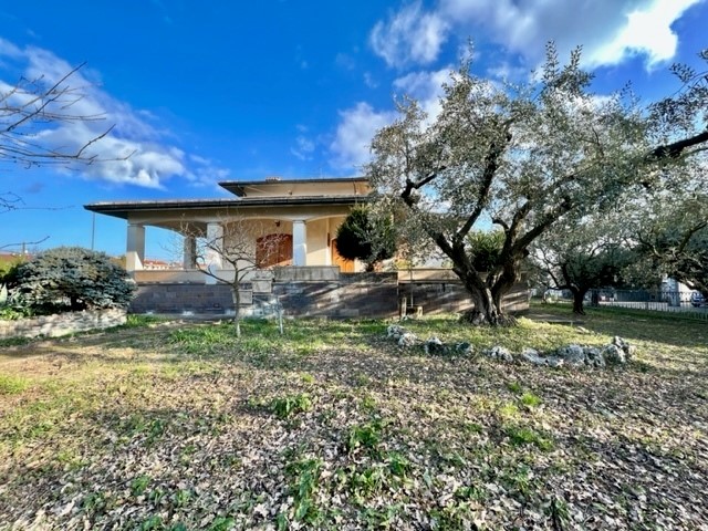 Casa Indipendente in Vendita a Cesena, zona Tipano, 850'000€, 385 m², con Box