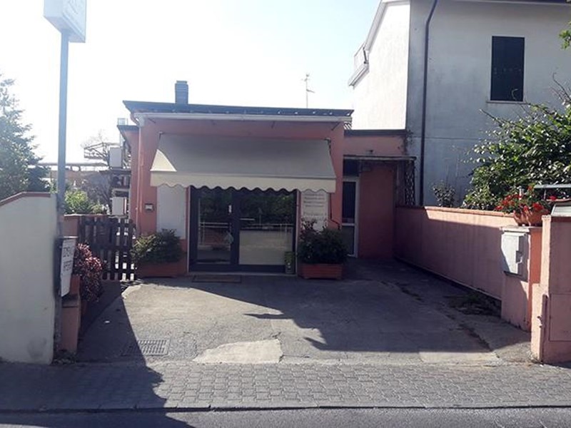 Immobile commerciale in Vendita a Carrara, zona Sant'Antonio, 180'000€, 81 m²