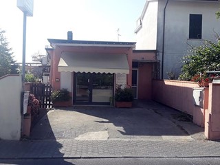 Immobile commerciale in Vendita a Carrara, zona Sant'Antonio, 180'000€, 81 m²