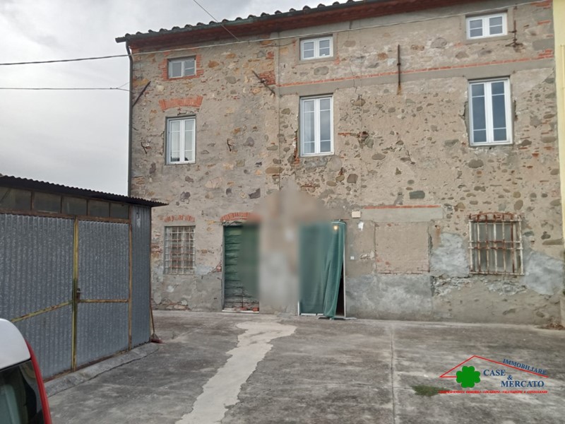 Casa Semi Indipendente in Vendita a Capannori, 195'000€, 240 m²