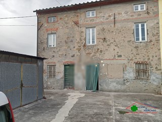 Casa Semi Indipendente in Vendita a Capannori, 195'000€, 240 m²