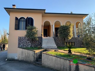 Villa in Vendita a Capannori, 550'000€, 350 m²