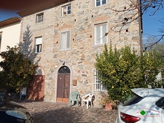 Casale in Vendita a Capannori, 280'000€, 300 m²