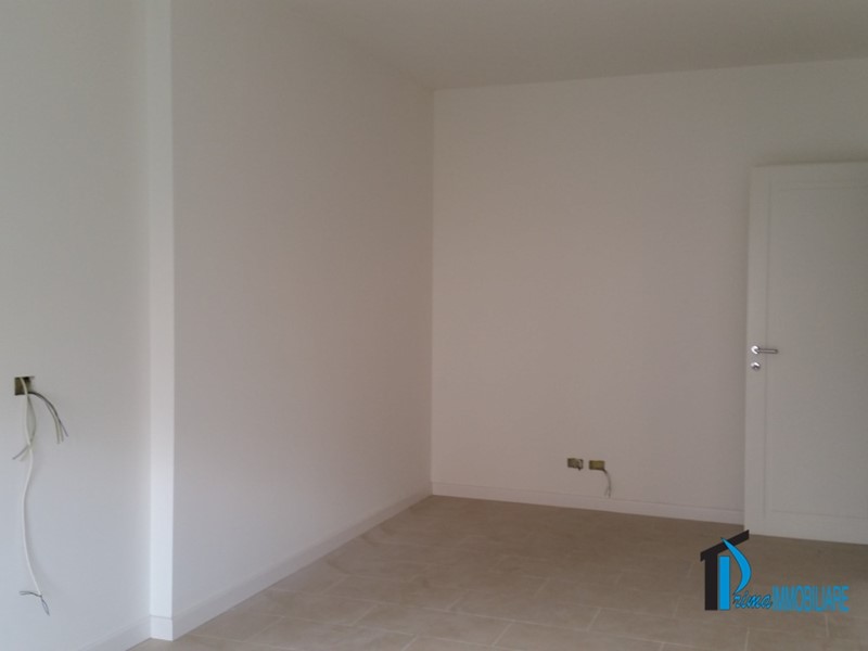 Ufficio in Affitto a Terni, 900€, 90 m²