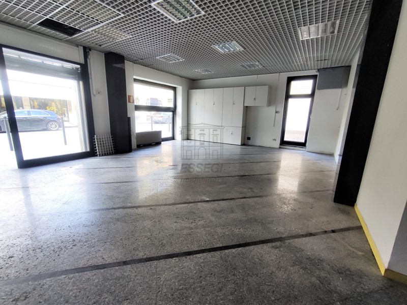 Immobile commerciale in Affitto a Porcari, zona Centro, 1'100€, 90 m²