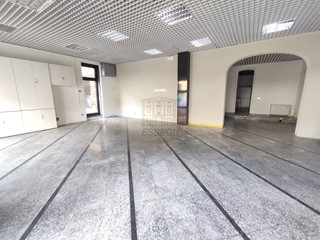 Immobile commerciale in Affitto a Porcari, zona Centro, 1'100€, 90 m²