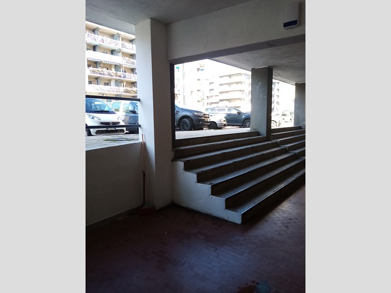 Magazzino in Vendita a Crotone, zona Via Gallucci 35, 75'000€, 73 m²