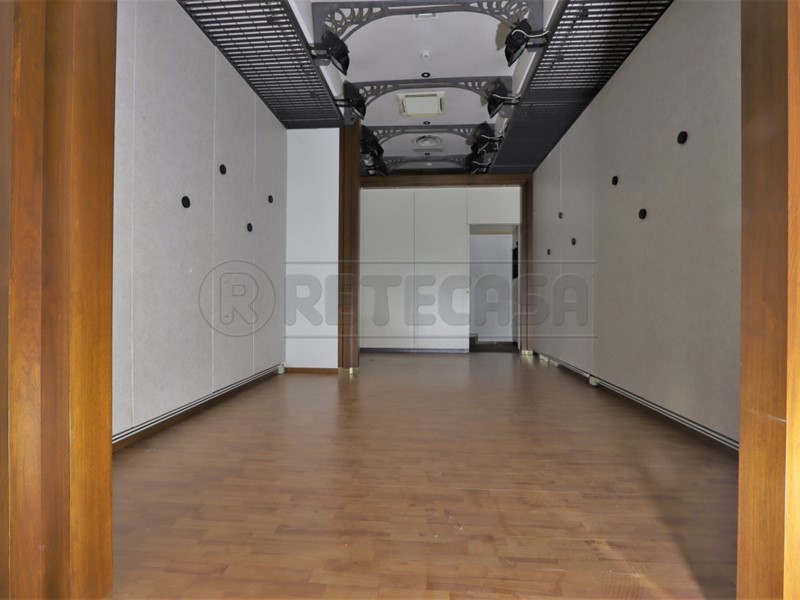 Immobile commerciale in Affitto a Torri di Quartesolo, 1'800€, 46 m², con Box