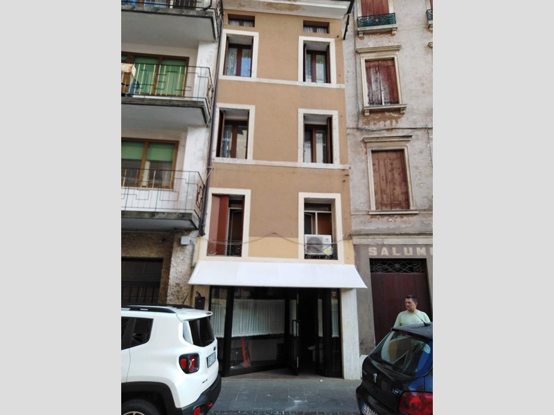 Villetta a schiera in Vendita a Schio, zona Centro Storico, 350'000€, 420 m²