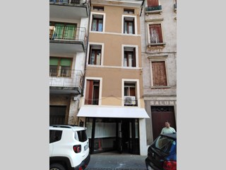 Villetta a schiera in Vendita a Schio, zona Centro Storico, 350'000€, 420 m²