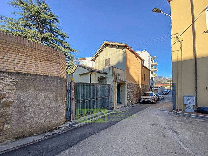 Villa in Vendita a Ascoli Piceno, 360'000€, 330 m²