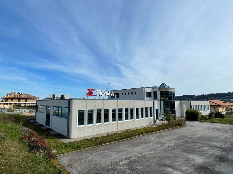 Capannone in Vendita a Altidona, 950'000€, 2660 m²