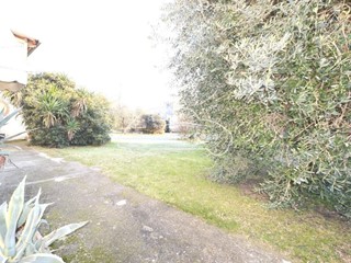 Villa bifamiliare in Vendita a Lucca, zona Nozzano, 295'000€, 240 m²