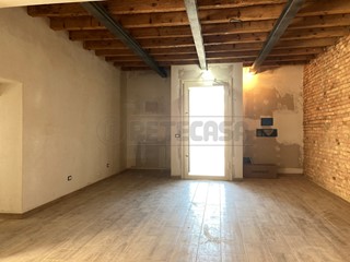 Immobile commerciale in Affitto a Offanengo, 2'300€, 150 m²