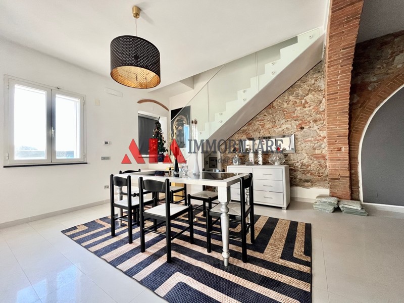 Villa in Vendita a Bientina, 630'000€, 420 m², con Box