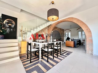 Villa in Vendita a Bientina, 630'000€, 420 m², con Box