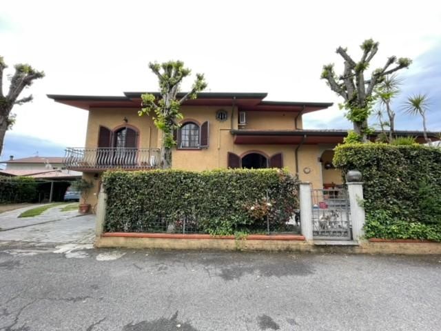 Villa in Vendita a Massa, zona Poveromo, 690'000€, 250 m²