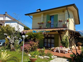 Casa Indipendente in Vendita a Montignoso, zona Cinquale, 870'000€, 150 m², arredato