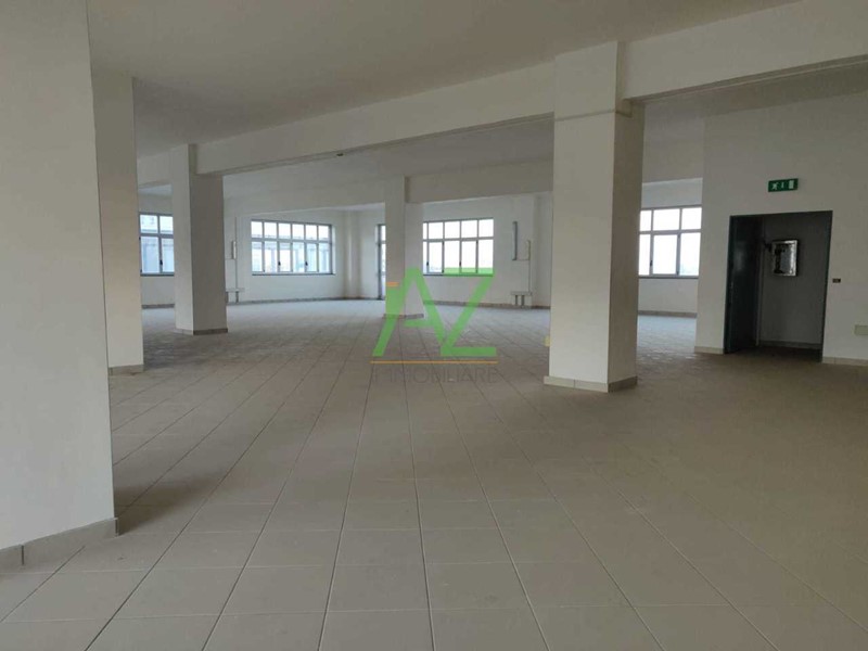 Immobile commerciale in Vendita a Aci Sant'Antonio, zona Santa Maria La Stella, 480'000€, 500 m²