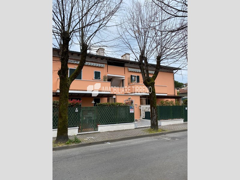 Quadrilocale in Affitto a Massa, zona Marina di Massa, 4'100&euro;, 70 m², arredato