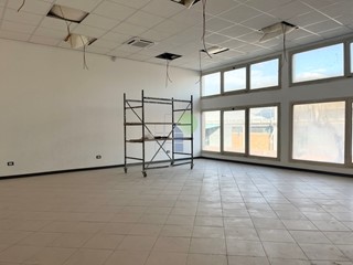 Immobile commerciale in Affitto a Livorno, zona Picchianti, 2'500€, 500 m²