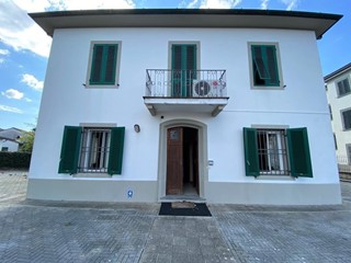 Ufficio in Affitto a Lucca, zona San Marco, 1'600€, 100 m²