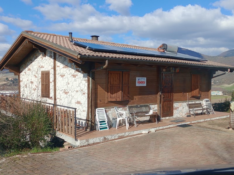 Casa Indipendente in Vendita a Fabriano, zona Le Quadrelle, 105'000€, 128 m²