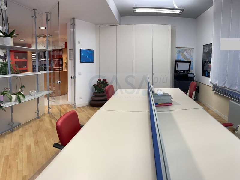Ufficio in Affitto a San Benedetto del Tronto, zona Centro, 550€, 35 m², arredato