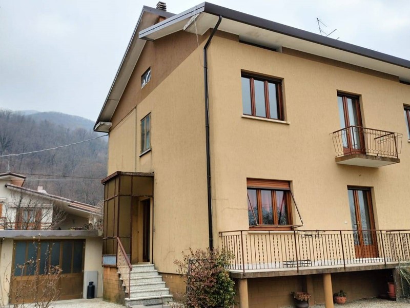 Villa bifamiliare in Vendita a Meduno, 80'000€, 145 m²