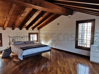 Casa Semi Indipendente in Vendita a Bassano del Grappa, zona BASSANO c. storico, 1'100'000€, 250 m²