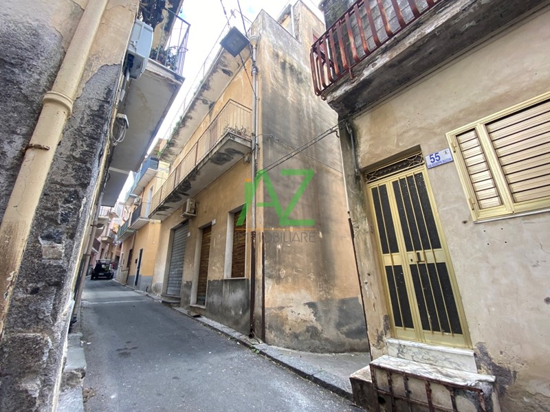 Casa Indipendente in Vendita a Motta Sant'Anastasia, zona Centro, 60'000€, 240 m²